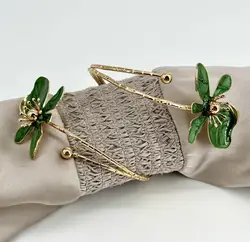 bracelet de bras ouvert en métal doré er motif fleurs en émail vert