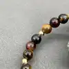 bracelet élastiqué boules en pierre oeil de tigre, oeil de taureau et oeil de faucon d6,5mm et métal doré d4mm