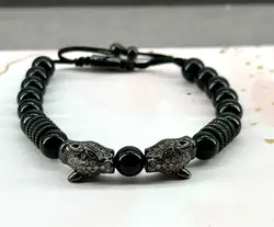bracelet en cordon orné d’un onyx, avec deux têtes de léopard pavées d’oxydes