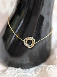 bracelet fin en or avec un motif de 3 anneaux entrelacés dont un serti de petits diamants or 375 millième (9 ct) 0,93g