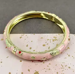 bracelet jonc en émail noir motif fleurs roses