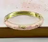 bracelet jonc en émail noir motif fleurs roses