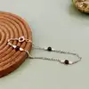 bracelet maille figaro orné de grenats et perles d'eau douce argent autre 2,28g