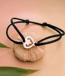 bracelet sur cordon noir orné d'un motif coeur o.j perrin légendes en or blanc or 750 millième (18 ct) 2,51g