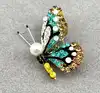 broche broche papillon jaune pavé d'oxydes en métal doré t3 x 4 cm