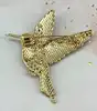 broche en émail bleu et rose motif colibri
