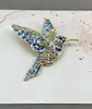broche en émail bleu motif colibri