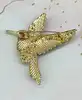 broche en émail bleu motif colibri