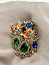 broche en émail orange motif chat