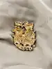 broche en émail orange motif chat