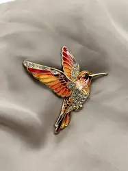 broche en émail orange motif colibri