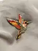 broche en émail orange motif colibri