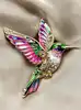 broche en émail violet et vert motif colibri