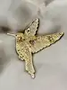 broche en émail violet et vert motif colibri