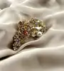broche éventail à motif floral