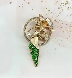 broche fée en émail et en métal doré, ornée d'une perle synthétique