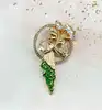 broche fée en émail et en métal doré, ornée d'une perle synthétique
