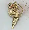 broche fée en émail et en métal doré, ornée d'une perle synthétique