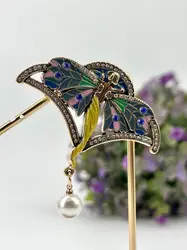 broche fée en émail et en métal doré, ornée d'une perle synthétique