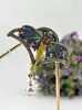 broche fée en émail et en métal doré, ornée d'une perle synthétique