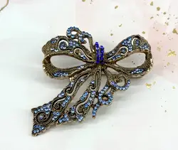 broche noeud ornée d'oxydes en métal