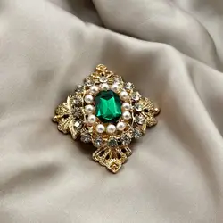 broche ornée d'oxydes et perles synthétiques en métal doré