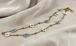 collier chaîne orné de fleurs en bills et perles synthétiques
