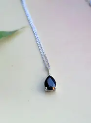 collier en or blanc avec pendentif saphir en forme de goutte or 750 millième (18 ct) 1,57g