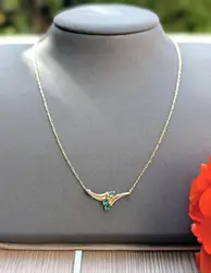 collier maille forçat centré d'un pendentif orné de 3 émeraudes taille navette or 750 millième (18 ct) 2,42g