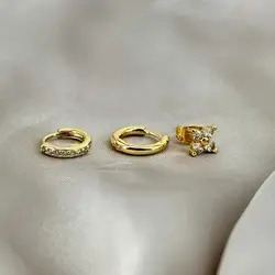 composition boucles d'oreilles en acier doré ornées d'oxydes
