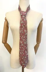 cravate hermès 100% soie rouge à motifs pommes, fleurs et feuillage