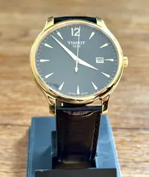 montre tissot t063610a, mouvement quartz, cadran noir, boîtier doré et bracelet en cuir noir