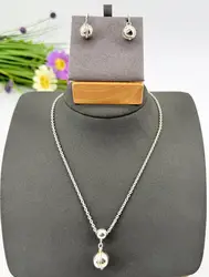 parure en argent collier avec un pendentif double boule et boucles d'oreilles assorties argent 925 millième (22 ct) 13,77g