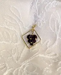 pendentif en or centré d'une grappe de raisins en pierre de grenat or 750 millième (18 ct) 1,46g
