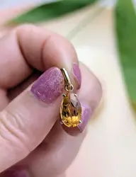 pendentif or orné d'une citrine facettée forme goutte d'eau or 750 millième (18 ct) 1,02g