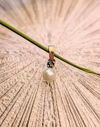 pendentif orné d'une perle de culture surmonté d'un petit saphir or 750 millième (18 ct) 0,55g