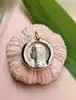 pendentif profile de la vierge marie or jaune signé a. augis or 750 millième (18 ct) 4,52g