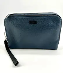 pochette furla en cuir bleu dotée d'une dragonne noire amovible