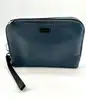 pochette furla en cuir bleu dotée d'une dragonne noire amovible