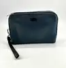 pochette furla en cuir bleu dotée d'une dragonne noire amovible