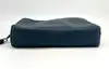 pochette furla en cuir bleu dotée d'une dragonne noire amovible