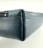 pochette furla en cuir bleu dotée d'une dragonne noire amovible