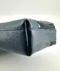 pochette furla en cuir bleu dotée d'une dragonne noire amovible