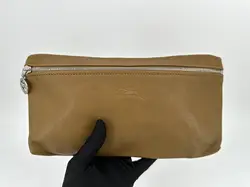 pochette / trousse longchamp en cuir grainé camel avec détails métalliques argentés
