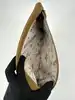 pochette / trousse longchamp en cuir grainé camel avec détails métalliques argentés