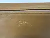 pochette / trousse longchamp en cuir grainé camel avec détails métalliques argentés
