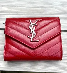 portefeuille yves saint laurent en cuir rouge matelassé grain de poudre avec logo argenté