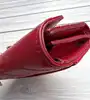 portefeuille yves saint laurent en cuir rouge matelassé grain de poudre avec logo argenté