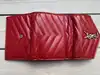 portefeuille yves saint laurent en cuir rouge matelassé grain de poudre avec logo argenté