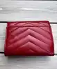 portefeuille yves saint laurent en cuir rouge matelassé grain de poudre avec logo argenté